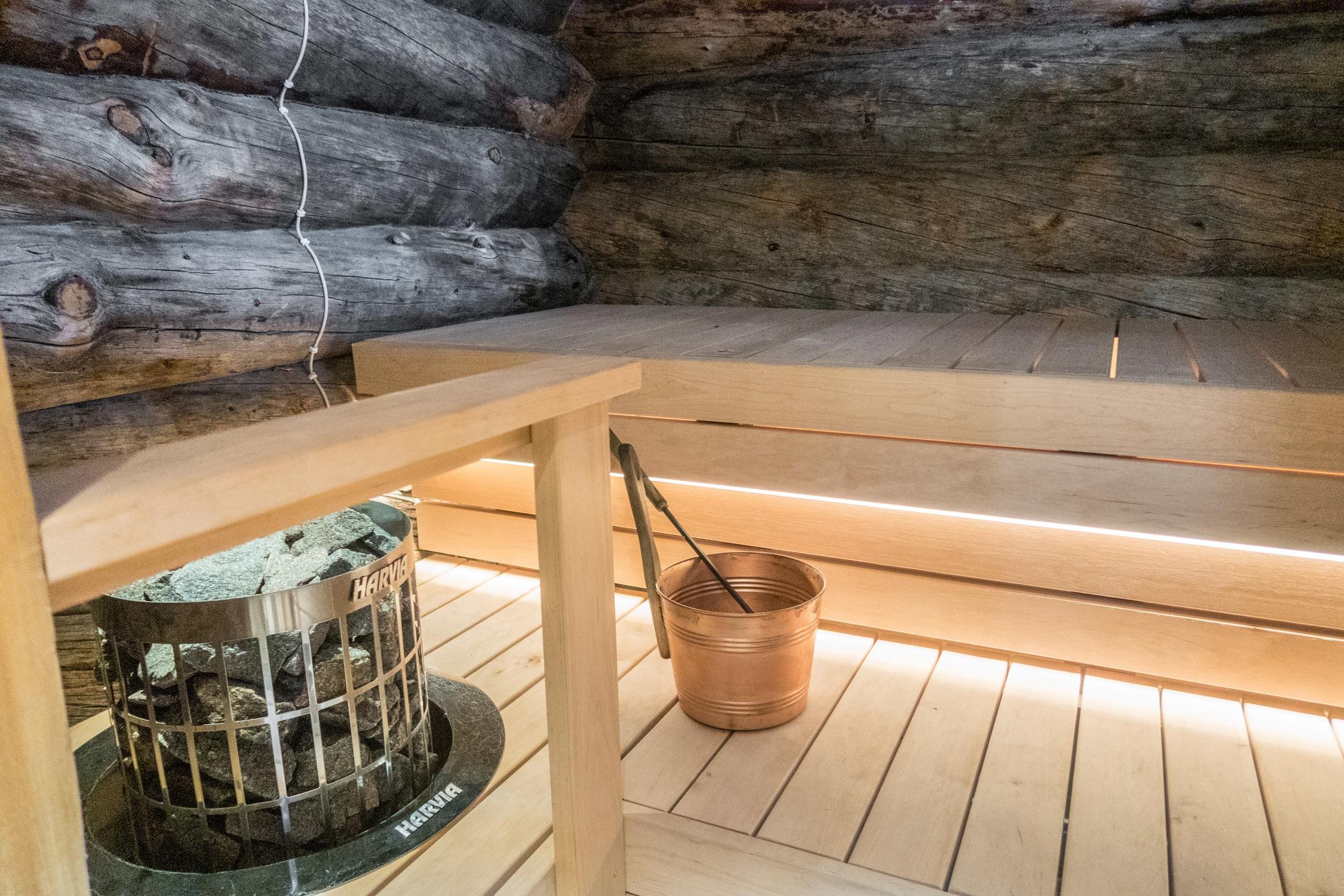 Kelohirsisauna Harvia-kiukaalla